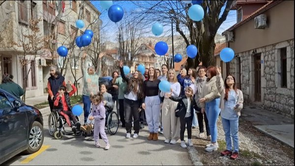 Akcija sa plavim balonima na ulici na Cetinju