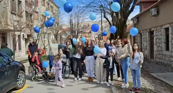Članovi i korisnici udruženja Razvitak sa plavim balonima na ulici na Cetinju